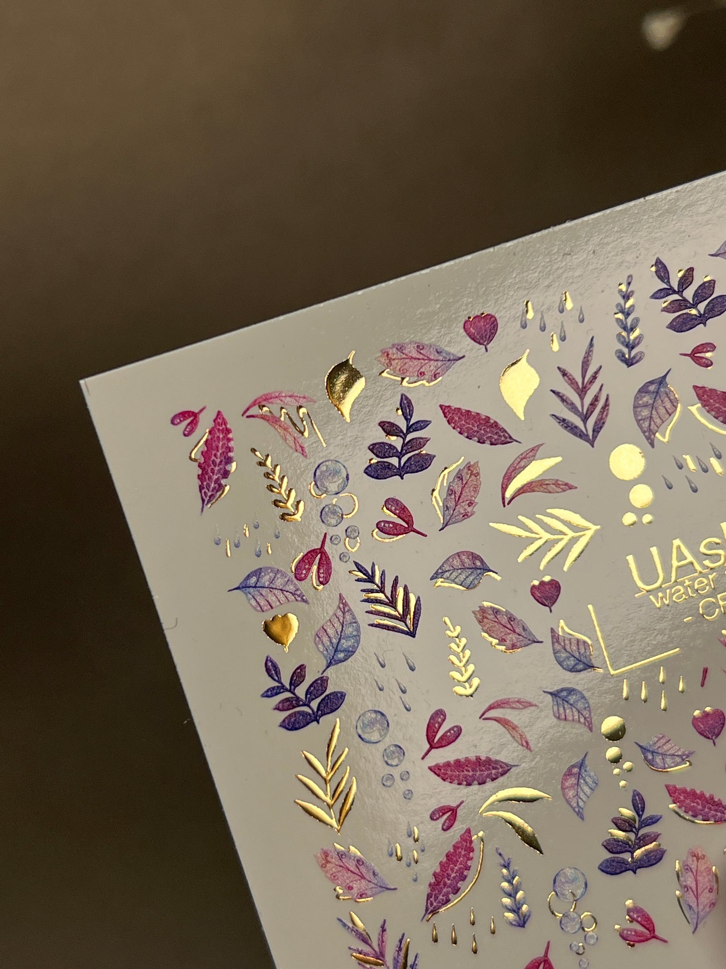Nagel Wasserabziehbild CF-253 | Botanische Wasserfolien-Nagelabziehbilder | Rosa & Lila Blätter mit Goldfolie