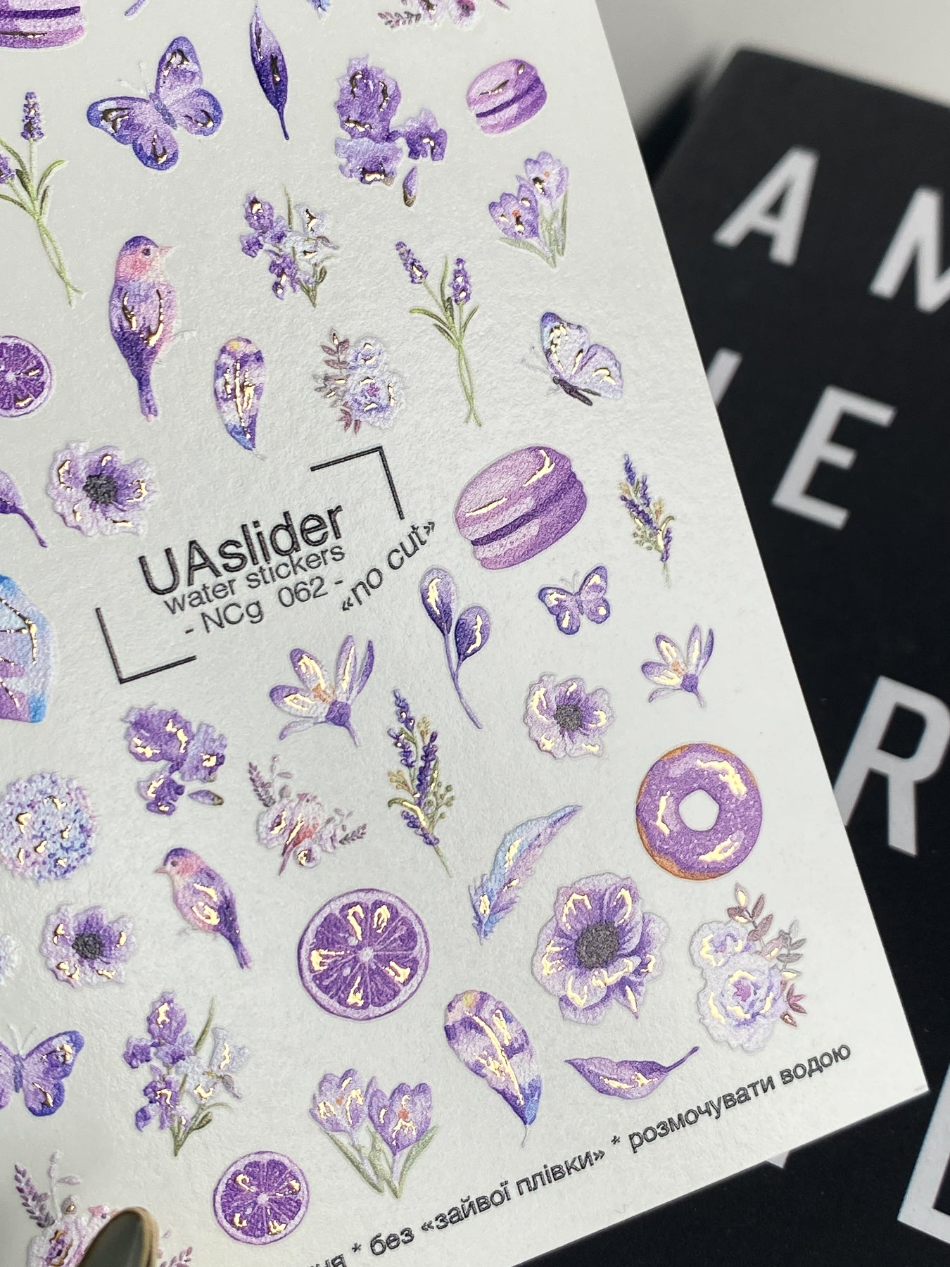 Nagel-Wasserabziehbild NCg-062 | Wasserfolien-Nagelaufkleber Lila Ästhetik | Blumen, Schmetterlinge und Süßigkeiten