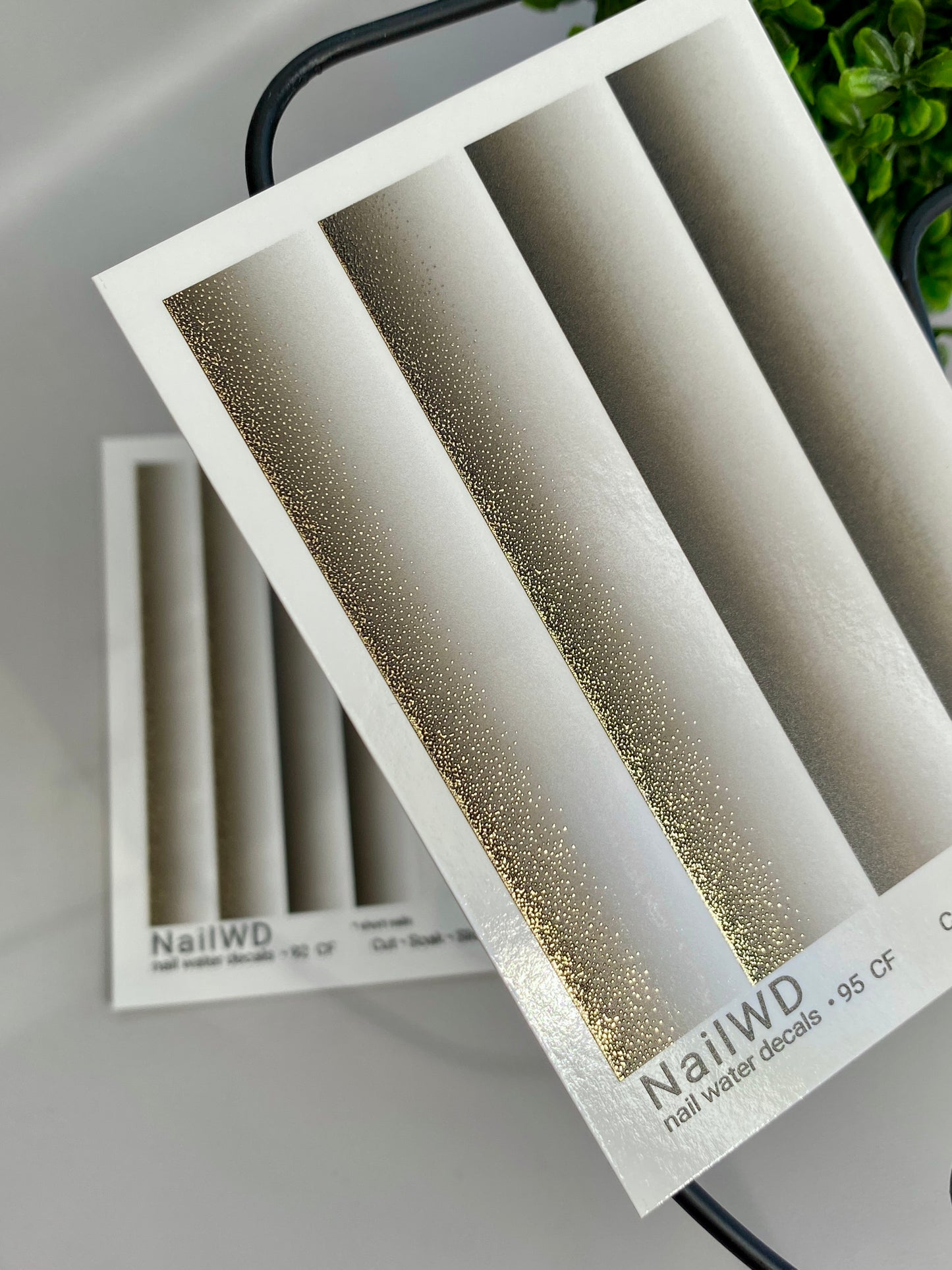 Calcomanía de agua para uñas 95 NailWD | Calcomanías deslizantes para uñas degradado de blanco a negro con dorado | Lujo Ombre francés
