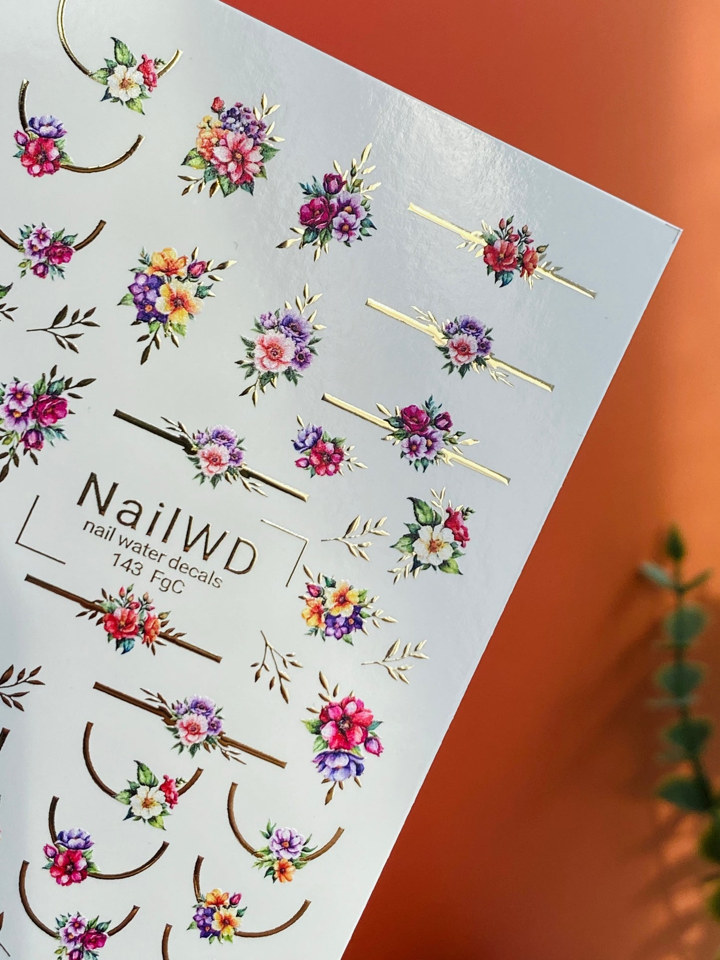 Nagel-Wasser-Transferfolie 143 NailWD | Wasser-Schiebefolien für Nägel Bunte Blumen | Florales Französisch mit goldenen Akzenten